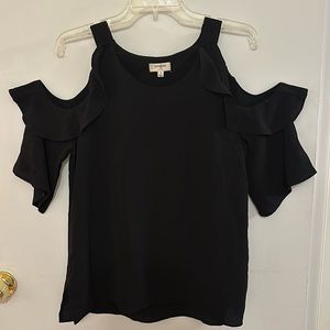 Black cold shoulder top. In good condition,size small.